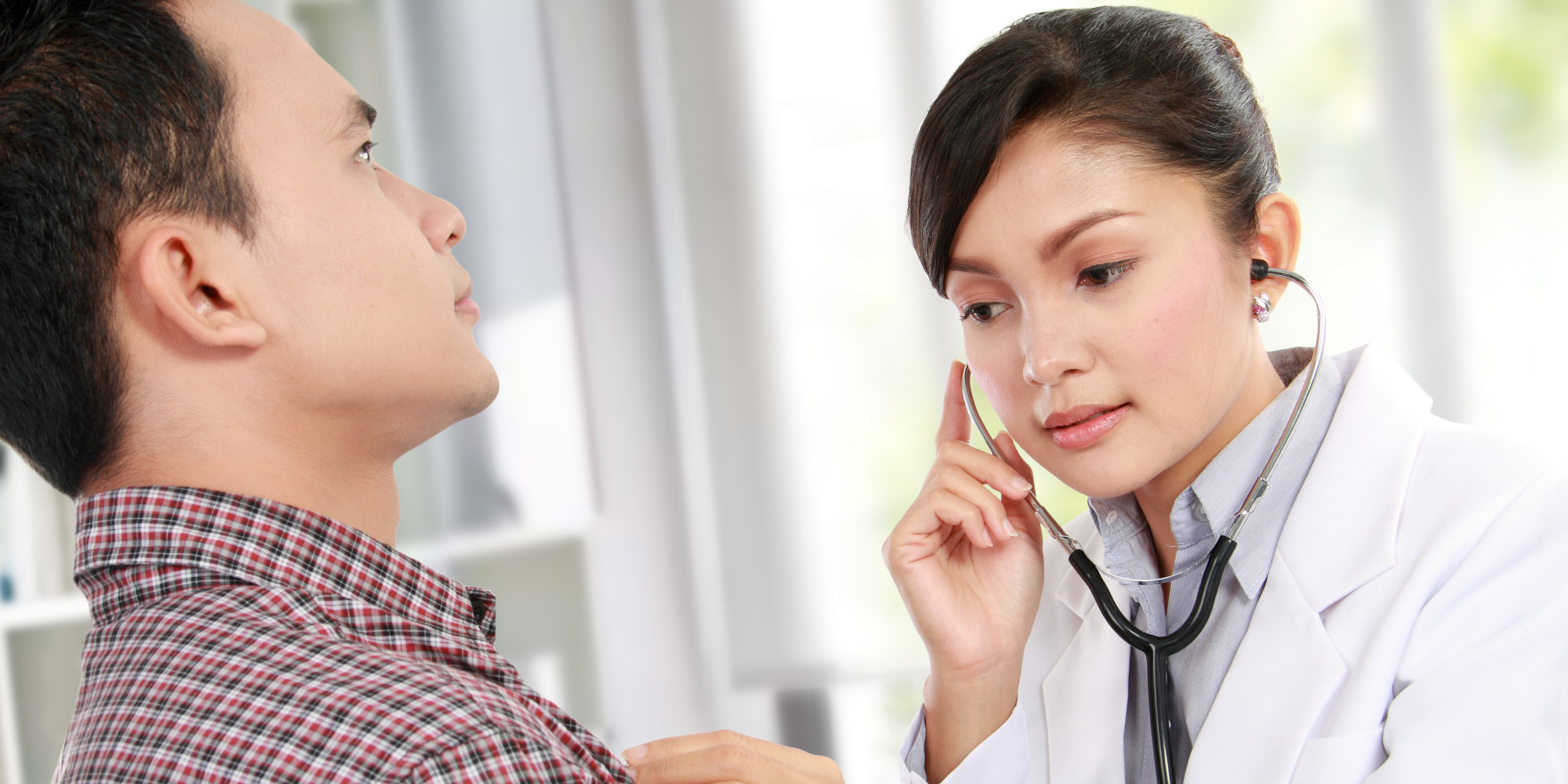 Консультация врача. Доктор с телефоном. Терапевт на дом. Доктор выслушивает пациента. Вызов врача пульмонолога.